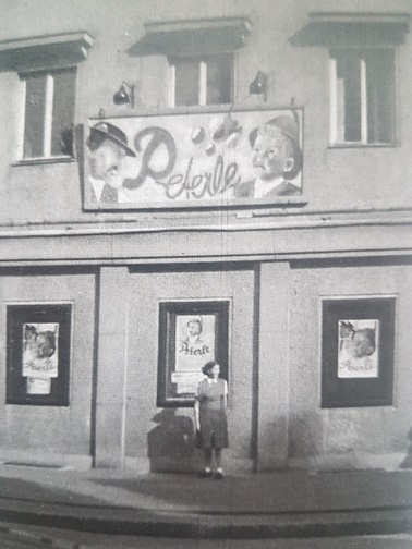Kleine Frau – großes Talent: Elfriede Dudek vor der "Filmbühne" (1952) / Quelle: Dieter Dudek/Privat