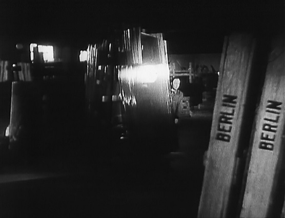 DEFA-Wochenschau „Der Augenzeuge“ (1949/22): Verpackung von Torgauer Fensterglas mit Aufschrift „Berlin“ / Foto: DEFA-Stiftung/PROGRESS Filmverleih