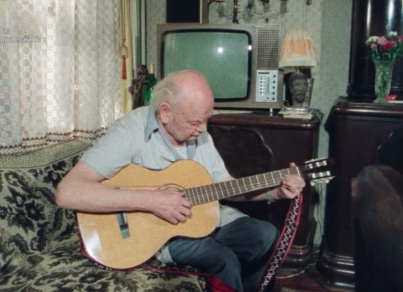 Alfred Gassmann in seiner Wohnung in der Neustraße (Quelle: Bundesarchiv/Screenshot)