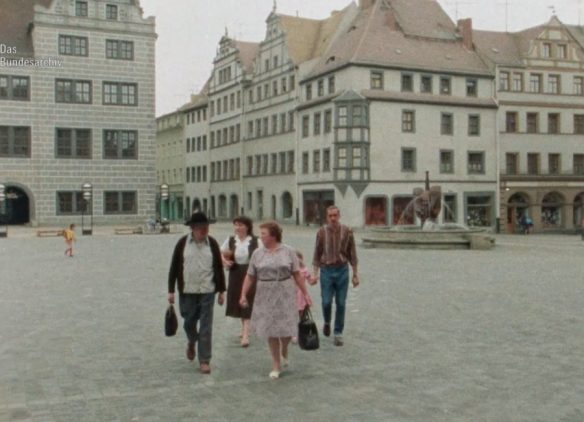 Die Gassmanns auf dem Torgauer Markt im Jahr 1985 (Quelle: Bundesarchiv/Screenshot)