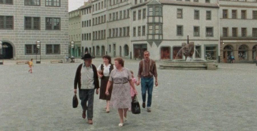 Gassmanns Marionettenbühne (DDR 1985): Familie Gassmann auf dem Torgauer Markt (Quelle: Bundesarchiv)