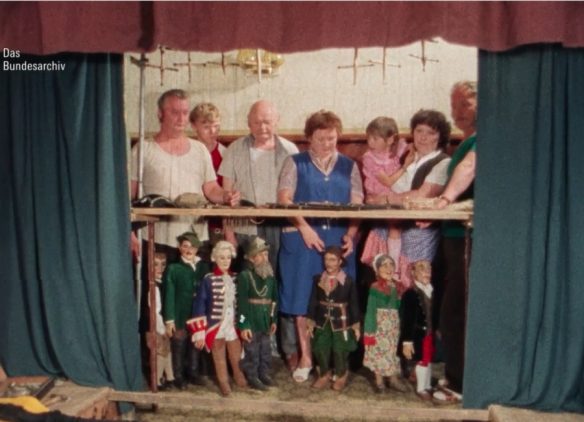 Vier Generationen: Alfred Gassmann (3. v. l.) mit Söhnen (l., r.), Tochter (4. v. r.), Enkeltochter (2. v. r.), Urenkelin (3. v. r.) und Urenkel (2. v. l.) (Quelle: Bundesarchiv/Screenshot)