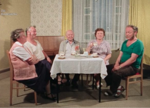 Nach der Vorstellung: Kaffeetrinken im „Klub der Volkssolidarität“ (Quelle: Bundesarchiv/Screenshot)
