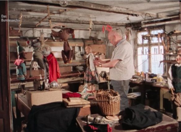 Alfred Gassmann bereitet die Marionetten für